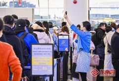 透过舷窗看向候机楼里的