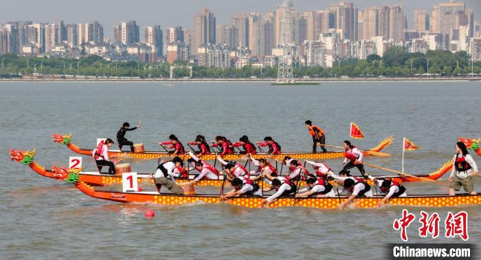 24支队伍南湖竞渡 湖北省龙舟公开赛在洪山区开