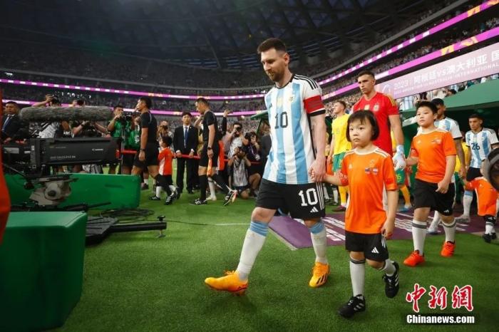 如来般的梅西身影遍布成都大运会现场，虽非正