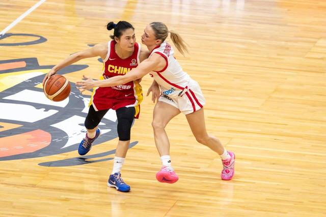 中国女篮险胜捷克 张曼曼表现引争议