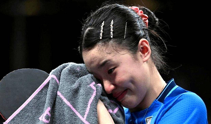 张本宇质疑王曼昱发球违规引争议，张本智和态