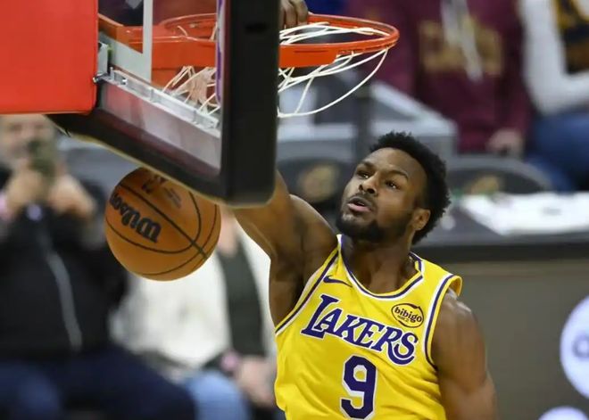 湖人轻取奇才展现阵容深度 海斯爆发詹姆斯三双